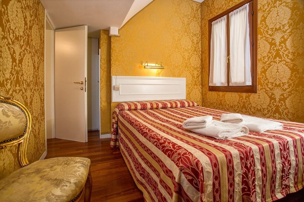 Bed and Breakfast Residenza Goldoni Венеция Экстерьер фото