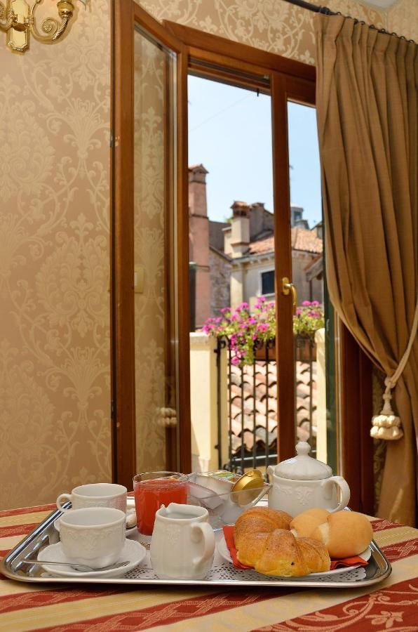 Bed and Breakfast Residenza Goldoni Венеция Номер фото